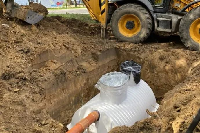 Ile kosztuje montaż oczyszczalni przydomowej? Sprawdź, by uniknąć wydatków